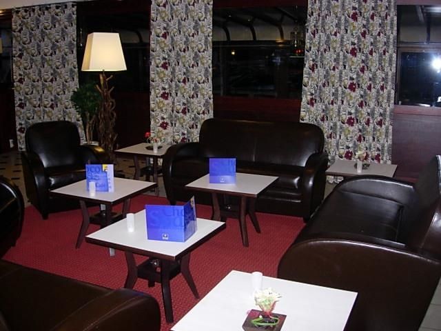 康皮耶尼凯里亚德酒店 贡比涅 餐厅 照片